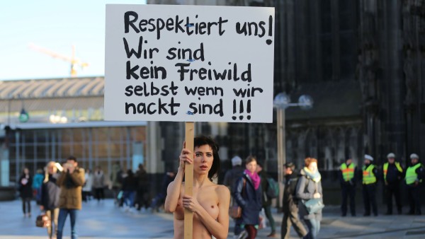 l-artiste-suisse-milo-moire-manifeste-pour-protester-contre-les-agressions-sexuelles-commises-le-soir-du-nouvel-an-en-allemagne-devant-la-cathedrale-de-cologne-le-8-janvier-2016_5494764