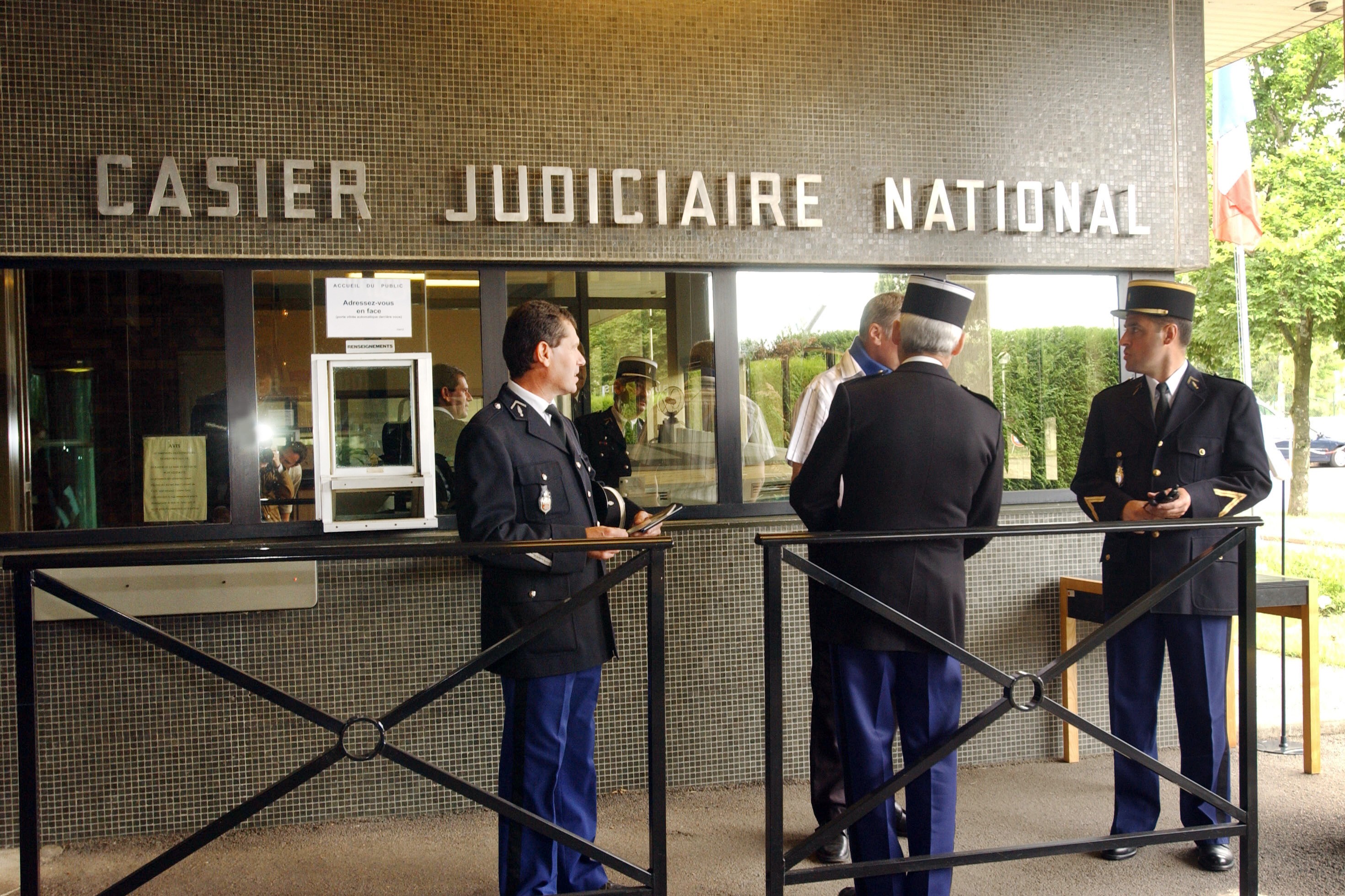 7777130731_des-gendarmes-devant-le-casier-judiciaire-national-a-nantes-en-2005-illustration