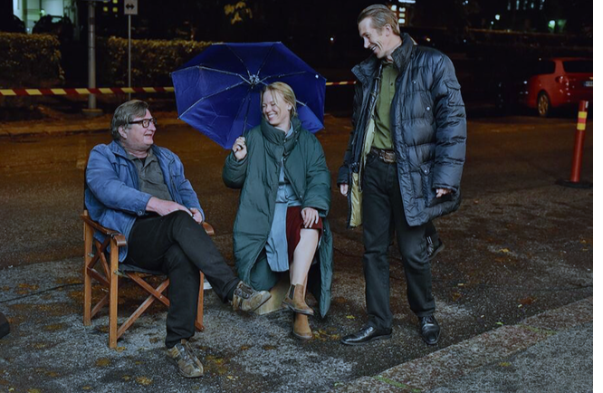 Aki Kaurismäki, Alma Pöysti et Jussi Vatanen sur le tournage des Feuilles mortes.